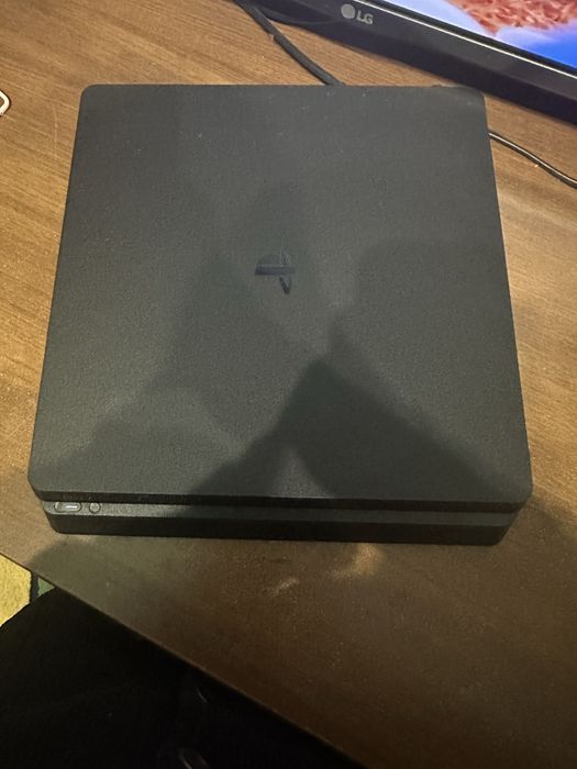 Продам Sony Playstation 4  в идеале 2 джойстика