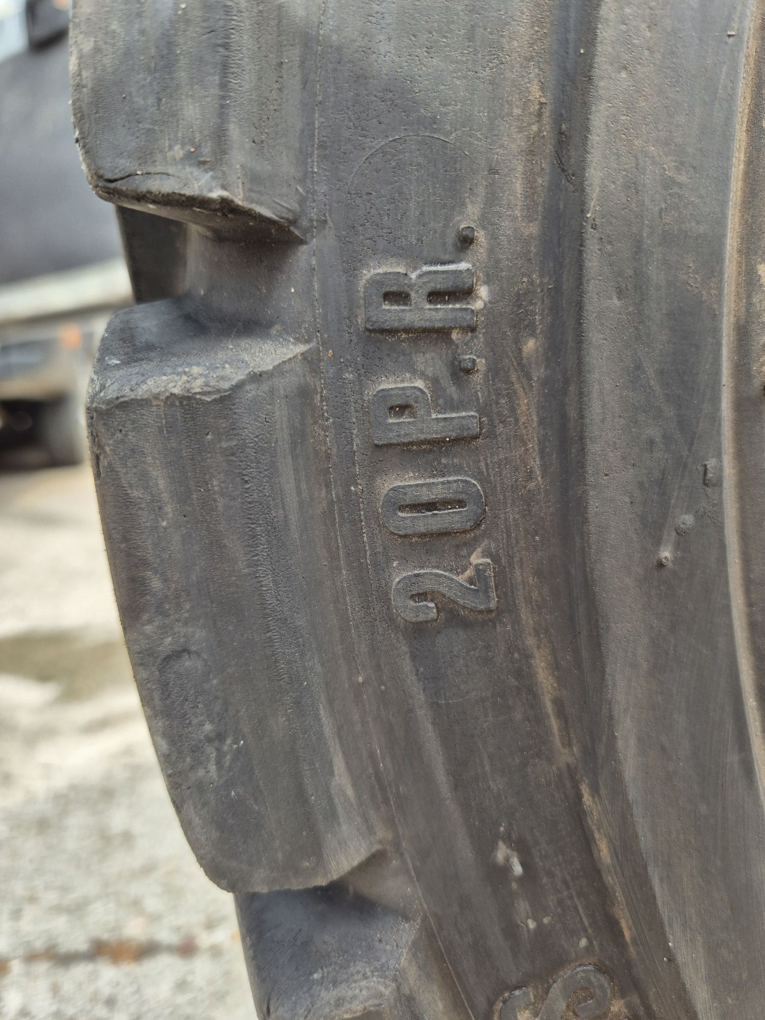 Opona 250-15  250/70-15