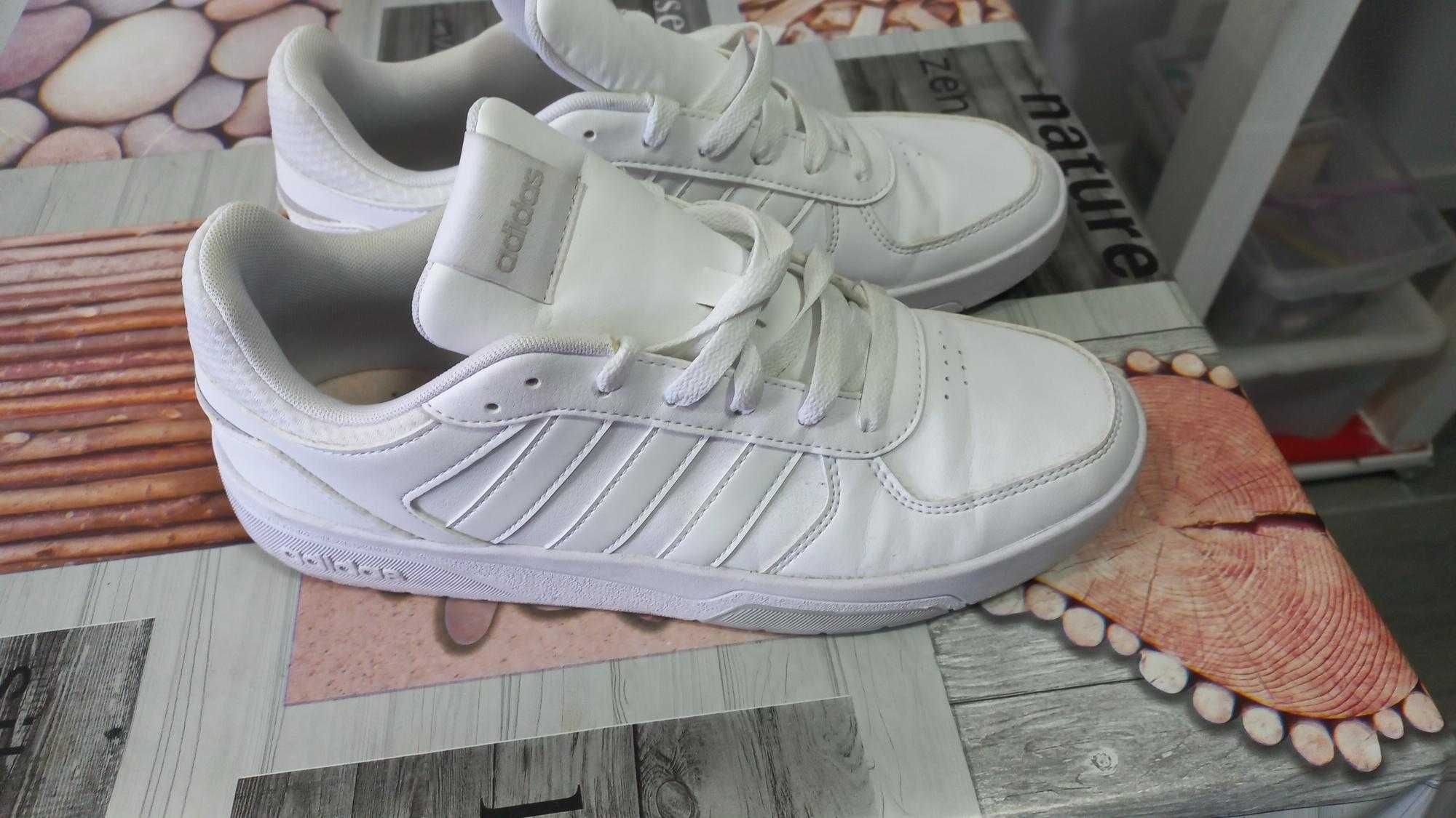 Ténis Brancos da Adidas como novos