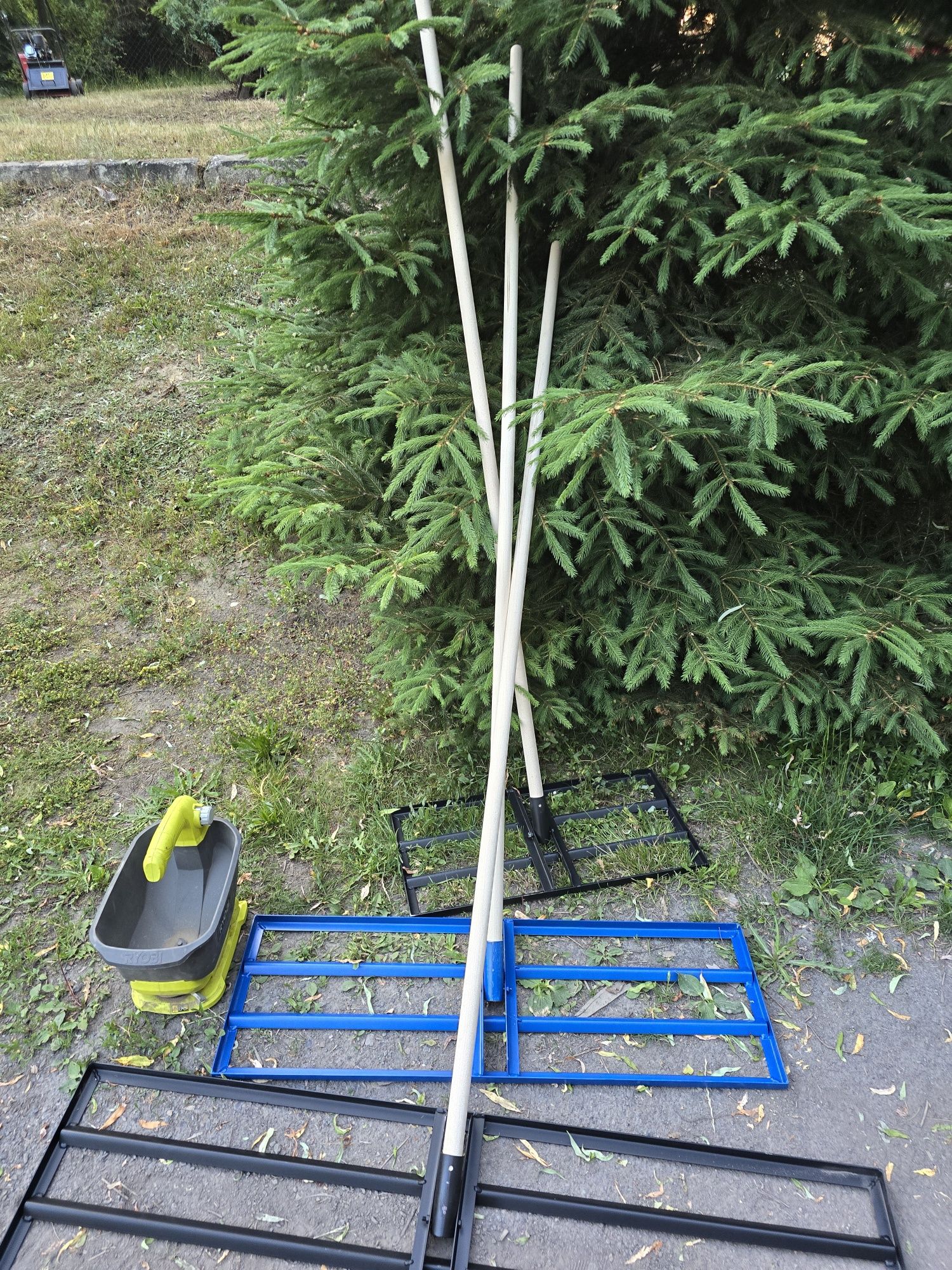 Wynajem siewnik trawy niwelator terenu aerator łata level ucinacz