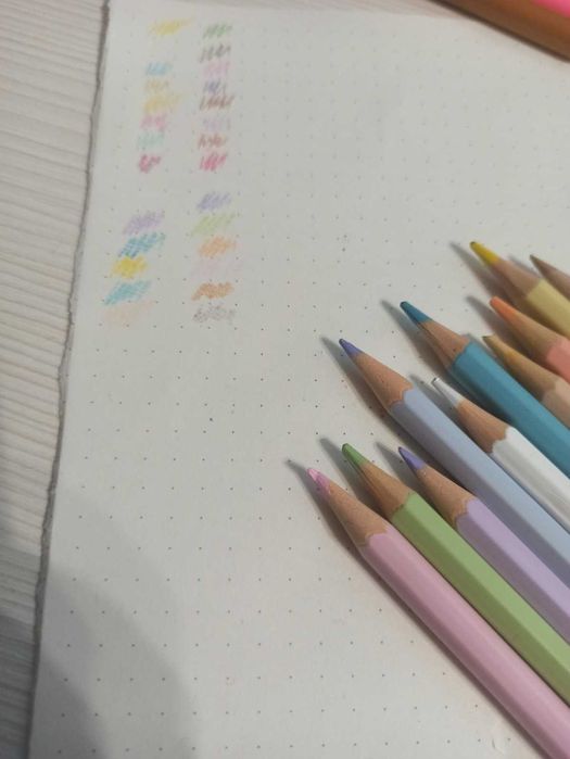 Лот з чотирьох наборів матеріалів для малювання