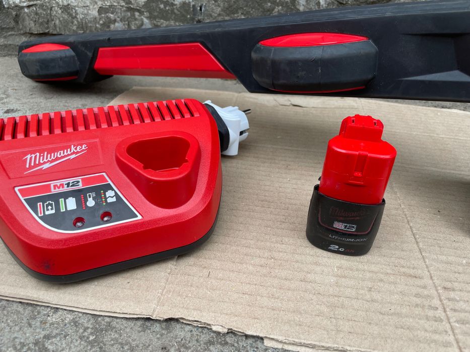 Milwaukee M12 PL/акумуляторний локатор мілвоке 12в