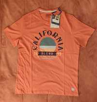 T-shirt laranja saturado com desenho na parte frontal.