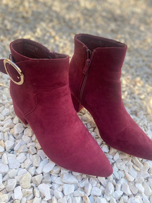Zamszowe botki bordo na słupku . rozmiar 40  cena 40 zl