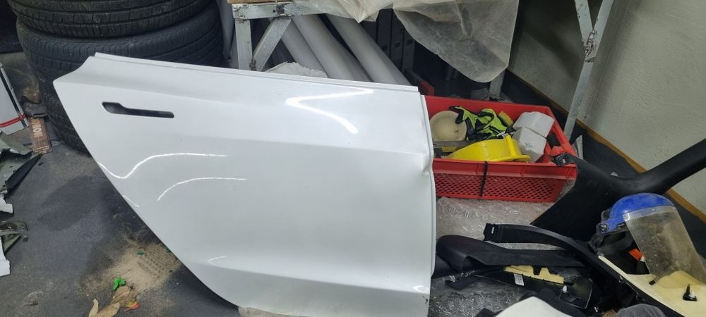 Задняя правая дверь Tesla model 3