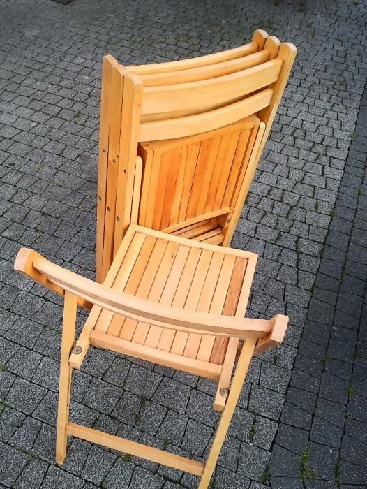 Krzesla drewniane.