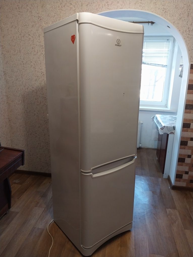Продаю холодильник