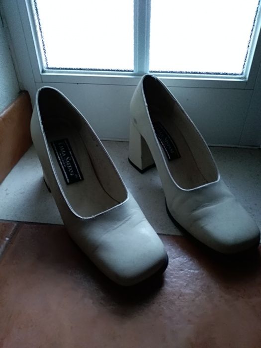 Sapatos beje em pele n. 38