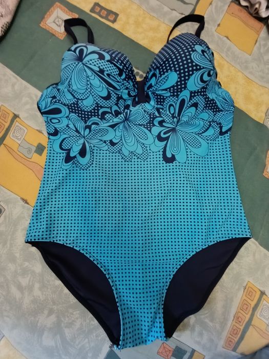 Купальники суцільні, на груди E, D.