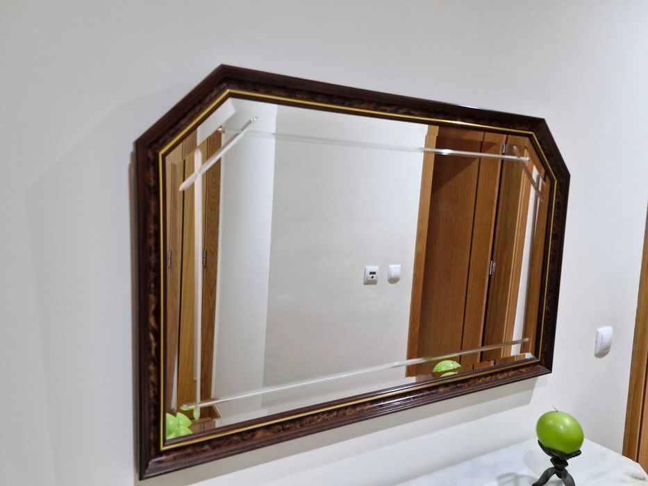Espelho com moldura em madeira