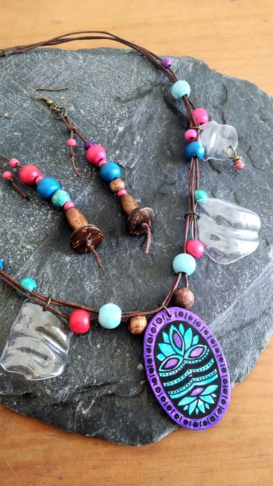 Conjunto de bijuteria colorida colar e brincos