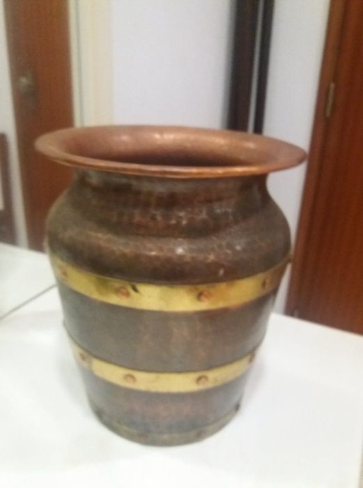Vaso em cobre e latão antigo