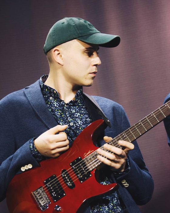 Уроки гри на гітарі та укулеле!