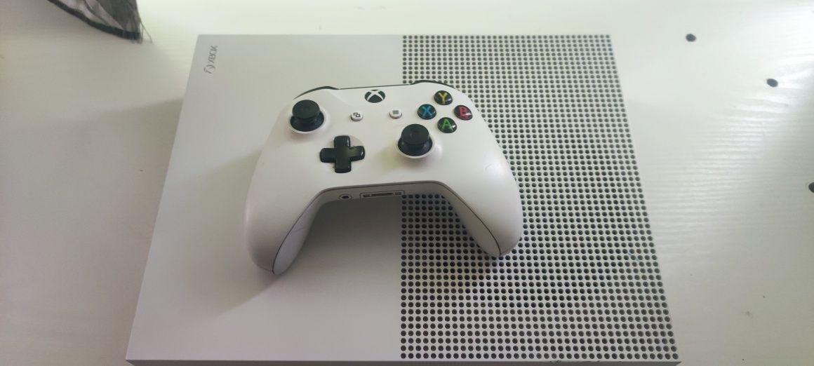 Xbox one s 1T z 3 grami