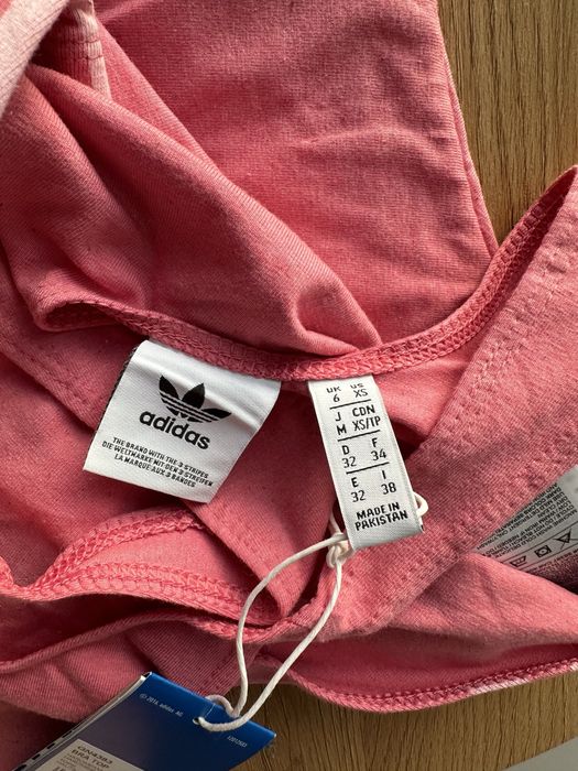 Zestaw sportowy Adidas Fakten koralowy (top oraz legginsy)
