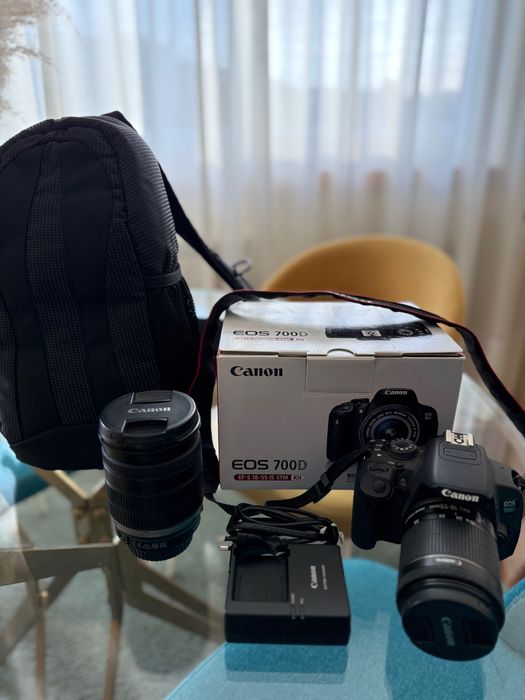 Pack Câmara Digital Canon EOS 700D + Acessórios + Objetiva 18-200mm