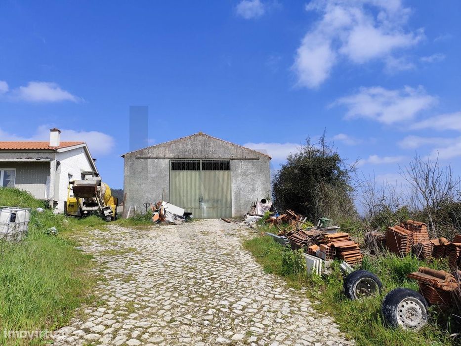 Armazém Amplo com Terreno em Vila Nova de Poiares – 150m2 de Área Cobe