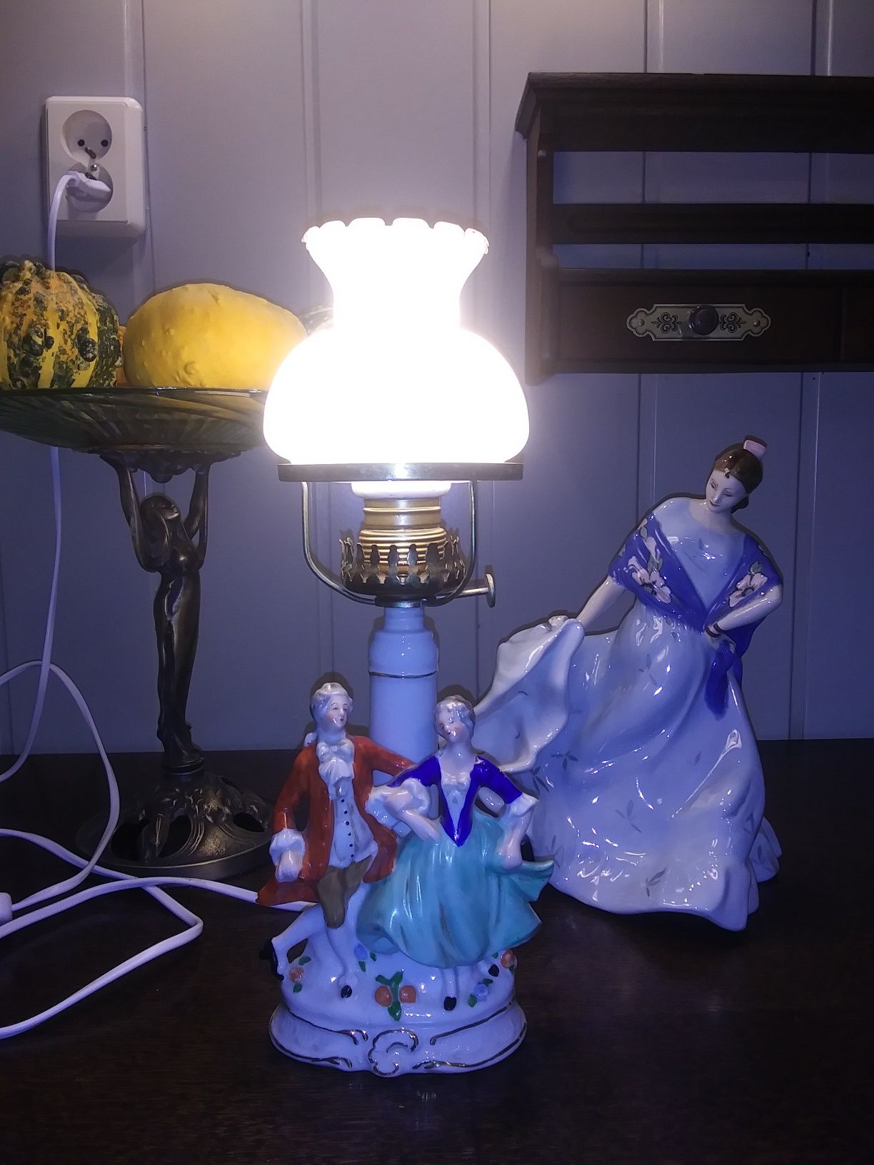 Lampka figuralna z porcelany