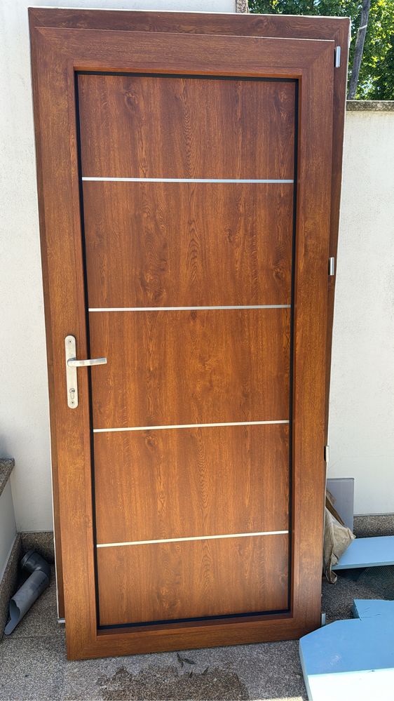 Porta principal moradia