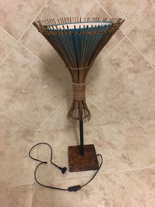 Candeeiro em bambu castanho e abajur azul turquesa