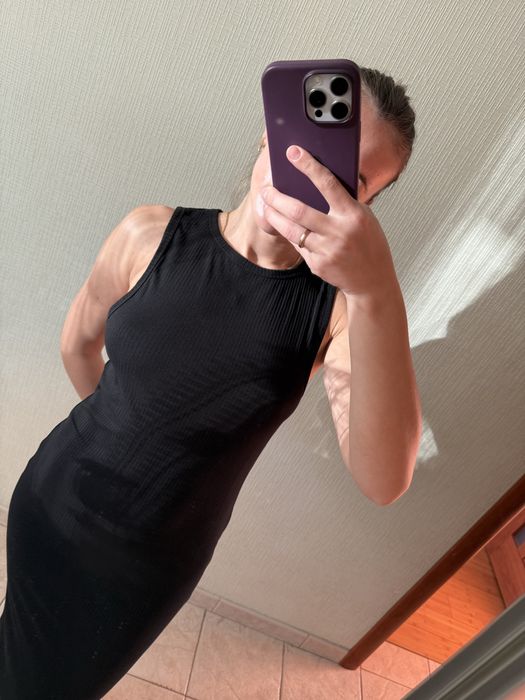 Жіноча сукня в рубчик, чорна