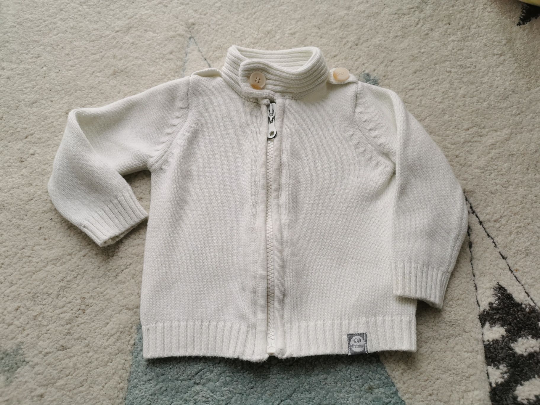 Biały sweterek Zara chrzest chłopięcy 68