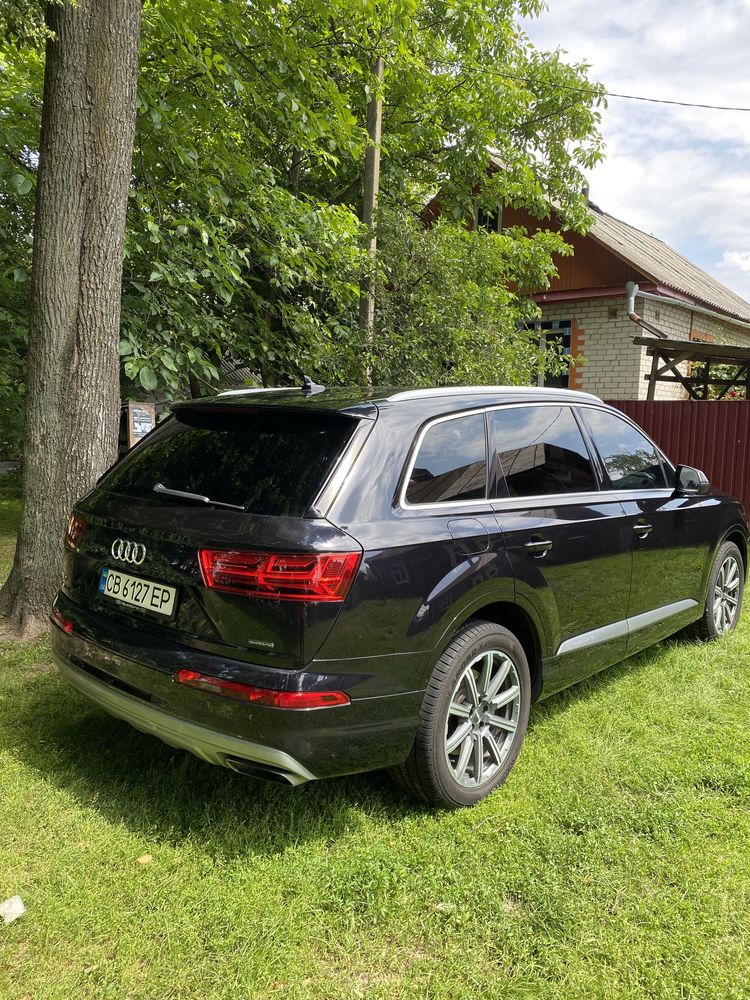 Продам отдичную audi q7 4m