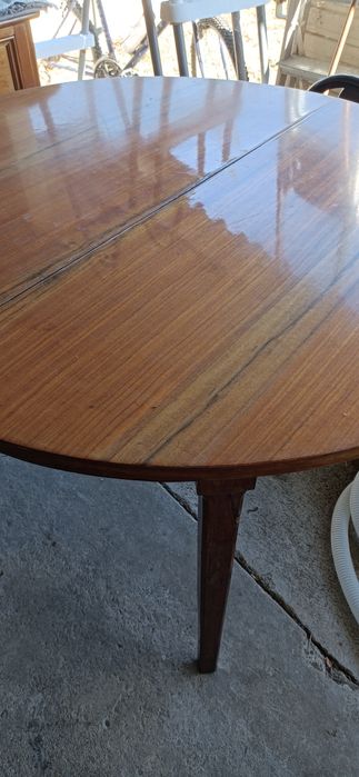 Conjunto mesa redonda e oito cadeiras em madeira de cedro