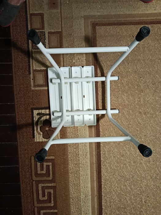 Срочно продам стул - табурет для ваннойи и душа.