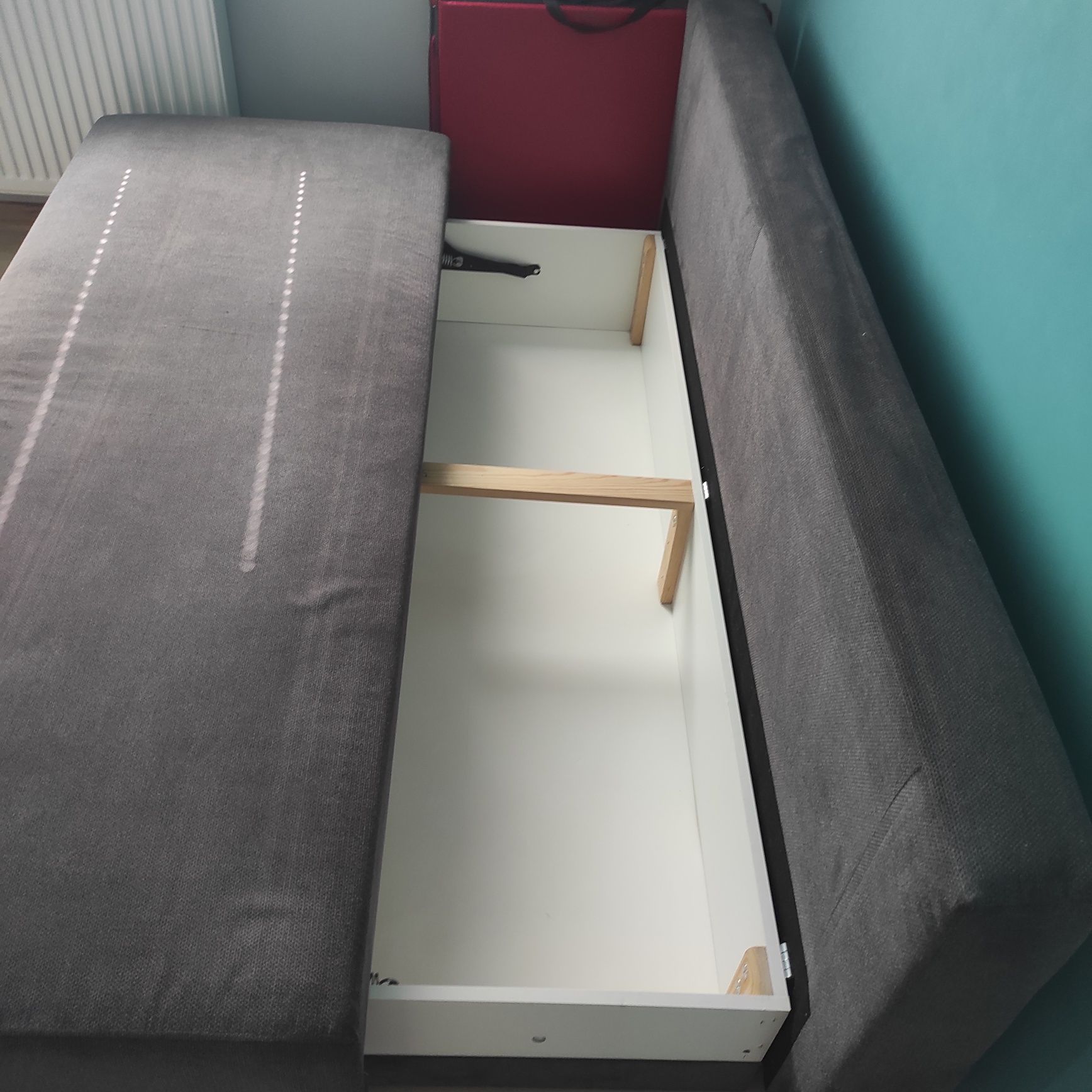 Rozkładana sofa dwuosobowa z pojemnikiem na pościel