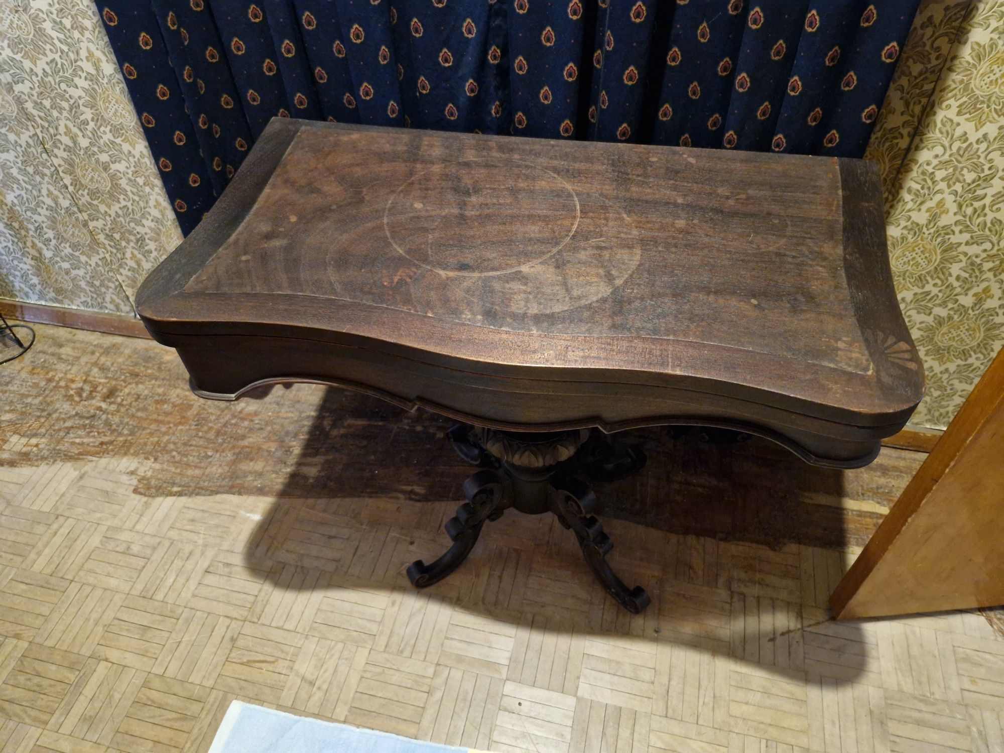Mesa de jogo, antiga com pé em talha trabalhada