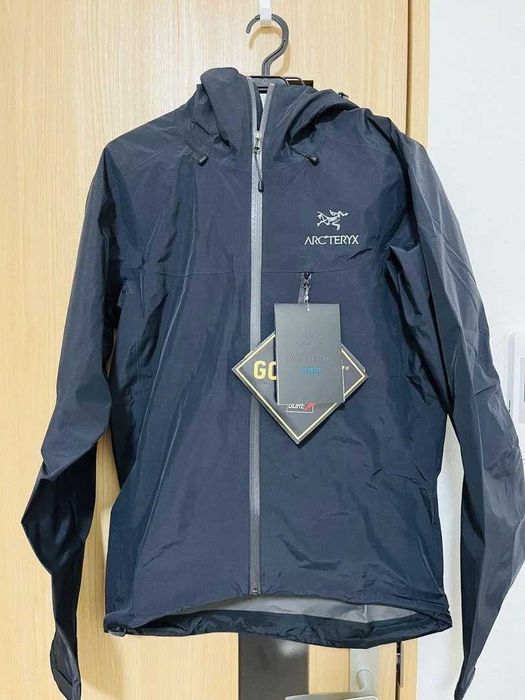 Casaco Arc'Teryx novo, tamanho L (europeu).