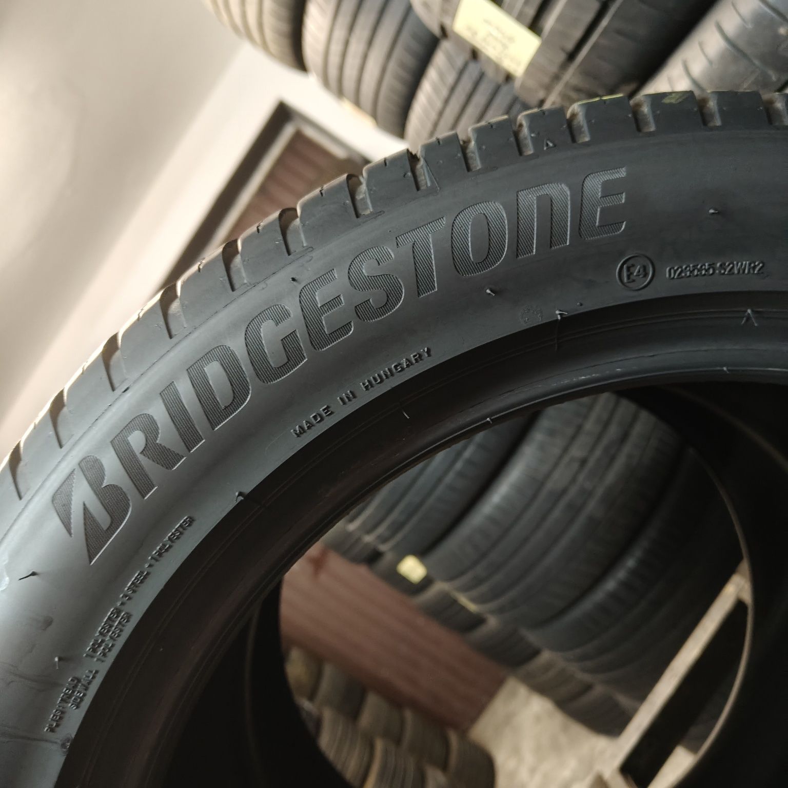 235/50/18 XL Sprzedam parę opon całorocznych Bridgestone