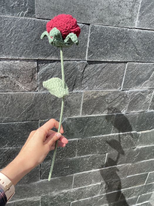 róża handmade z wloczki czerwona