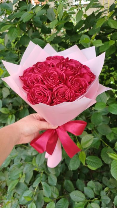 Букети з атласних троянд