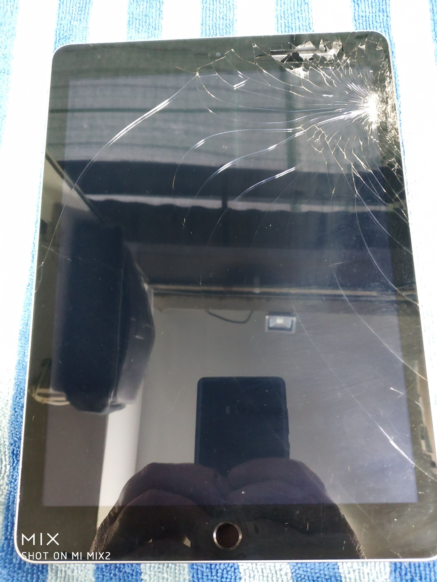 Apple iPad A1822 (64gb)