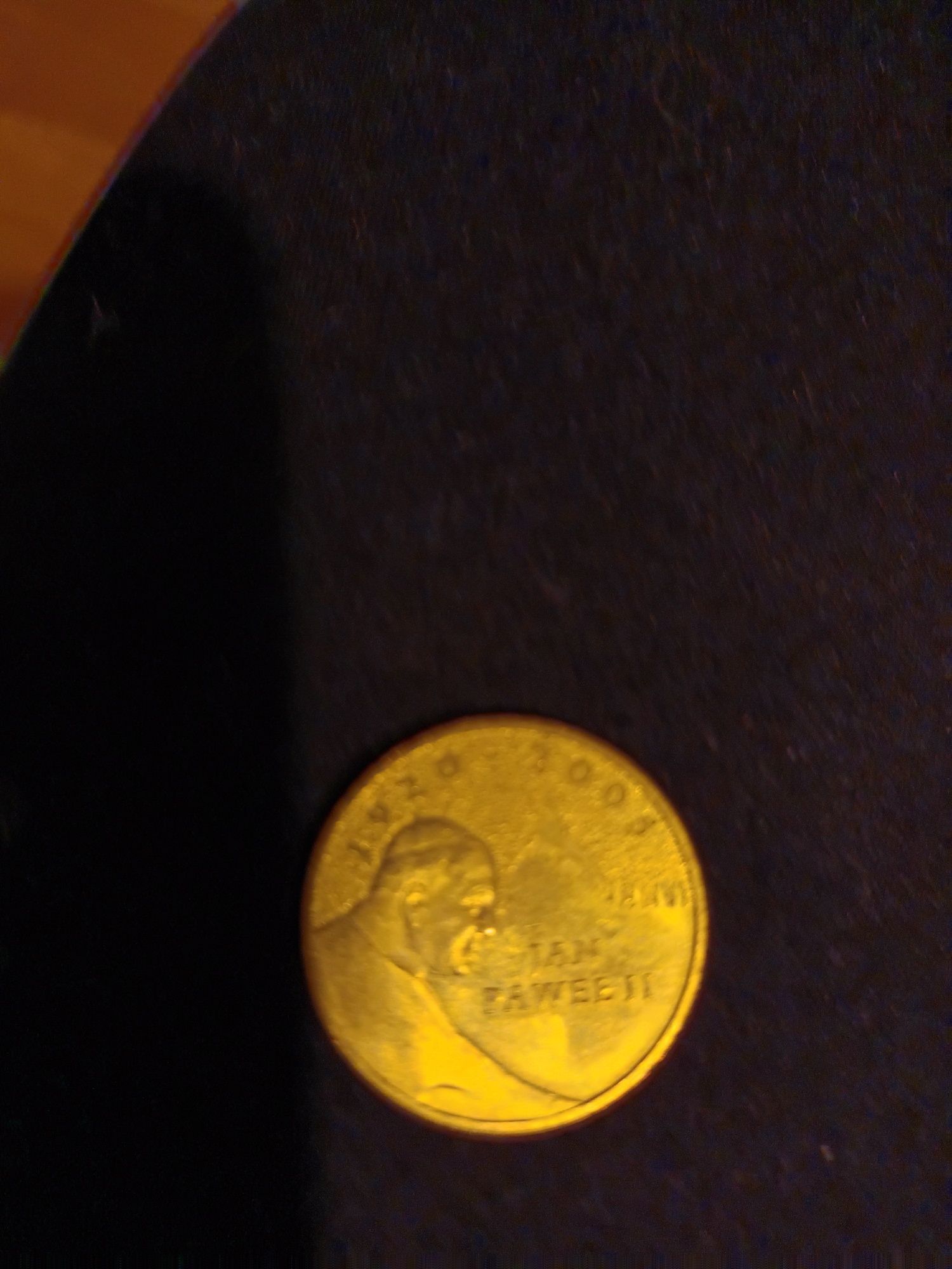 Dwa złote moneta wydana na upamiętnienie śmierci Papieża Jana Pawła ll