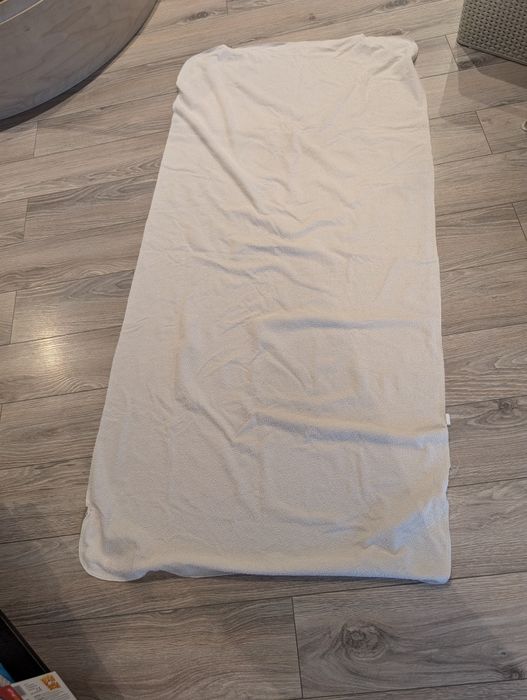 Używany nieprzemakalny ochraniacz na materac 160x80cm