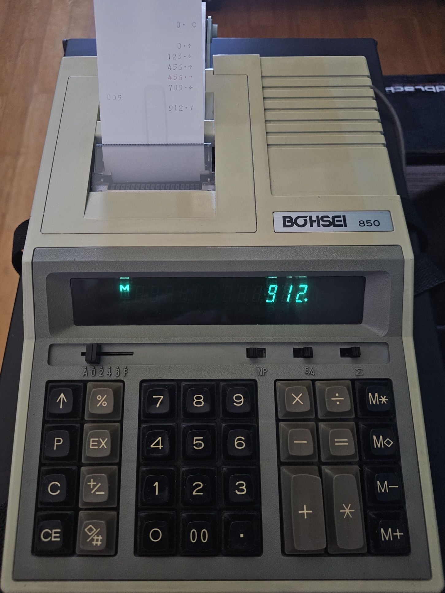 Máquina de calcular antiga com impressão em rolo