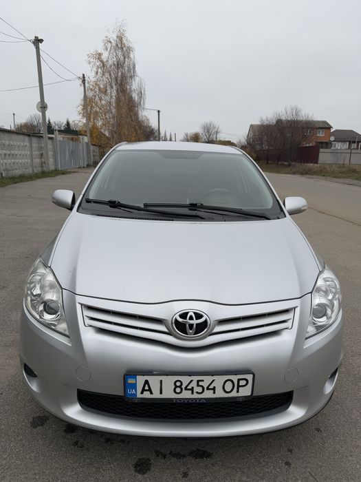 Автомобіль Toyota auris 2013
