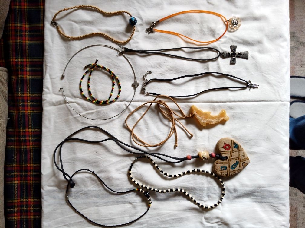 Conjunto de fios e colares