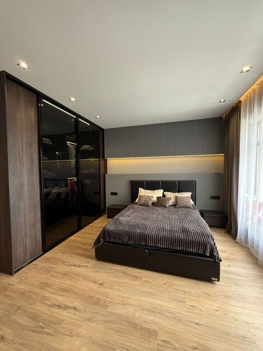 Продаж котеджу з дизайнерським ремонтом та меблями