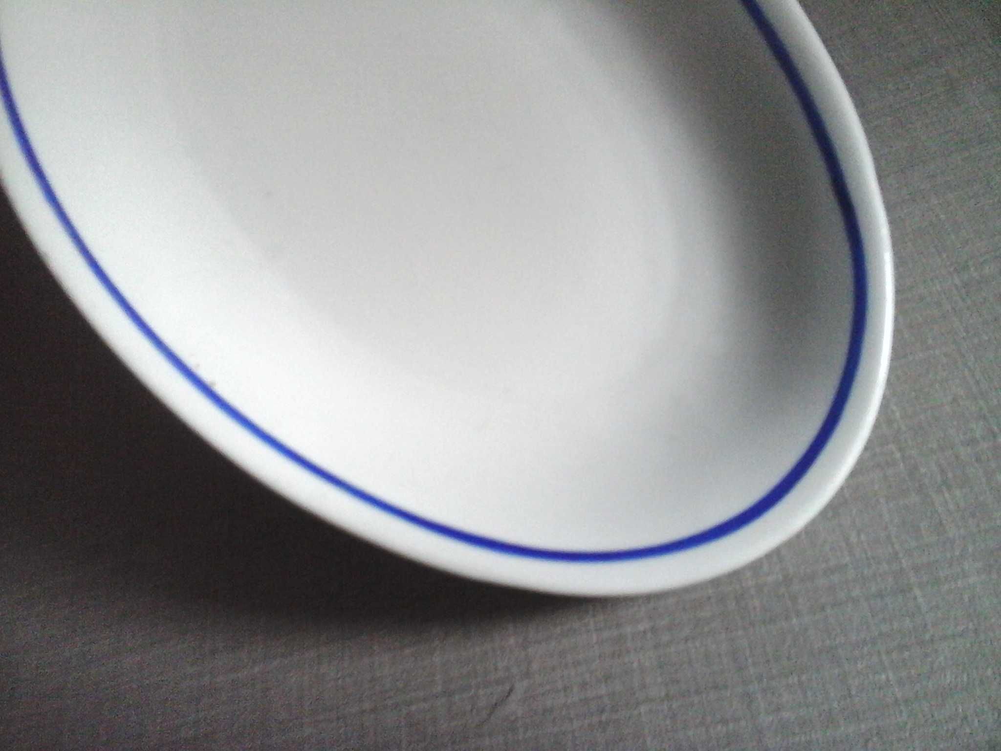 półmisek z kobaltową obwódką z Fabryki Porcelany Karolina PRL