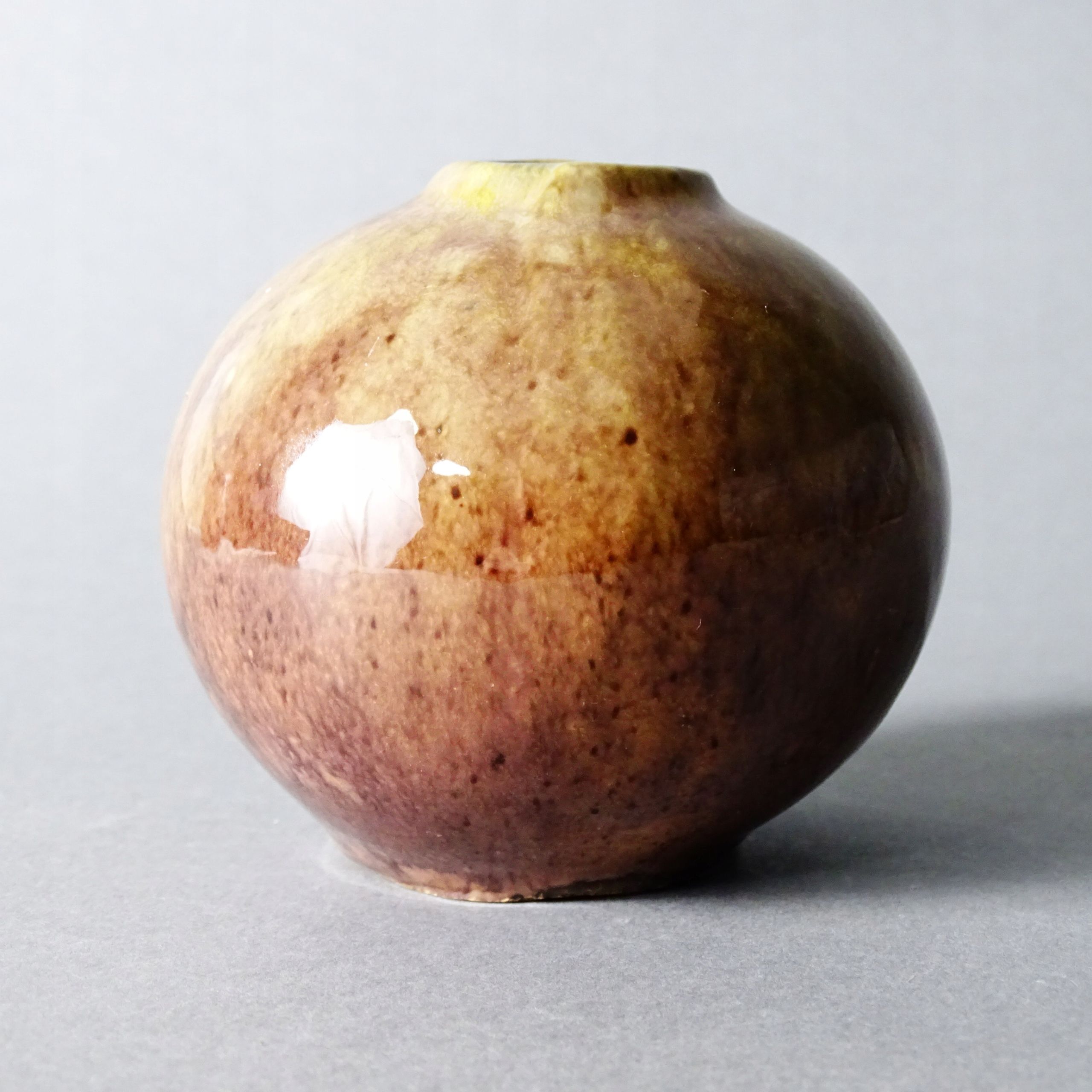 stary surowy wazonik ceramiczny