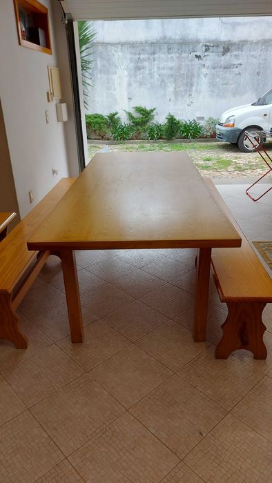 Conjunto de Mesa Grande e Bancos em Madeira – 2 Conjuntos Disponíveis