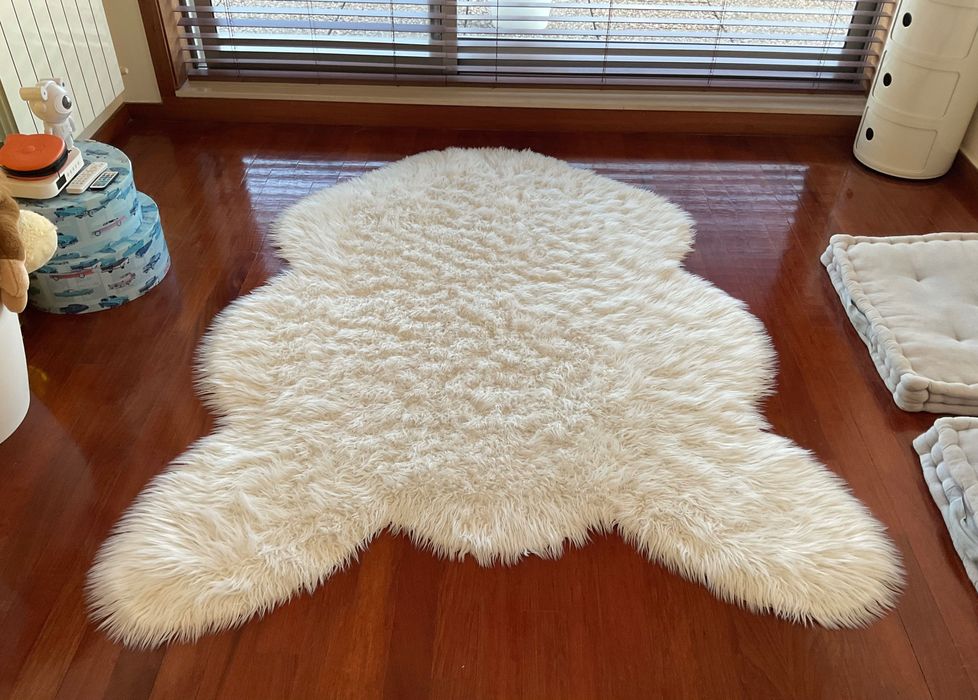 Almofadas azuis 65 x 65 cm + tapete branco de pêlo