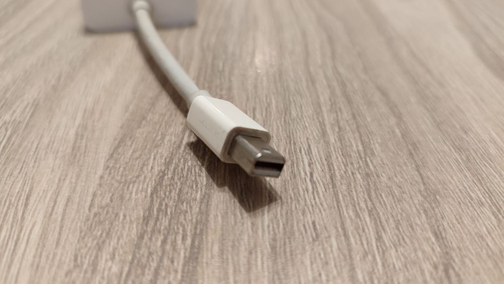 Адаптери: Displayport Apple,DVI, dislayport