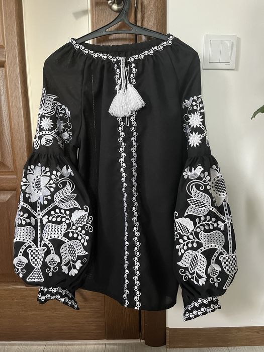 Великий розпродаж платтів і вишиванок