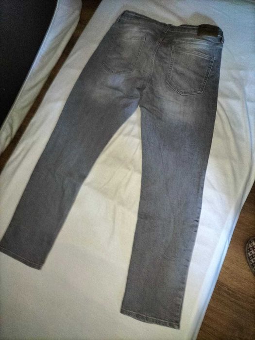 calças cinzentas novas