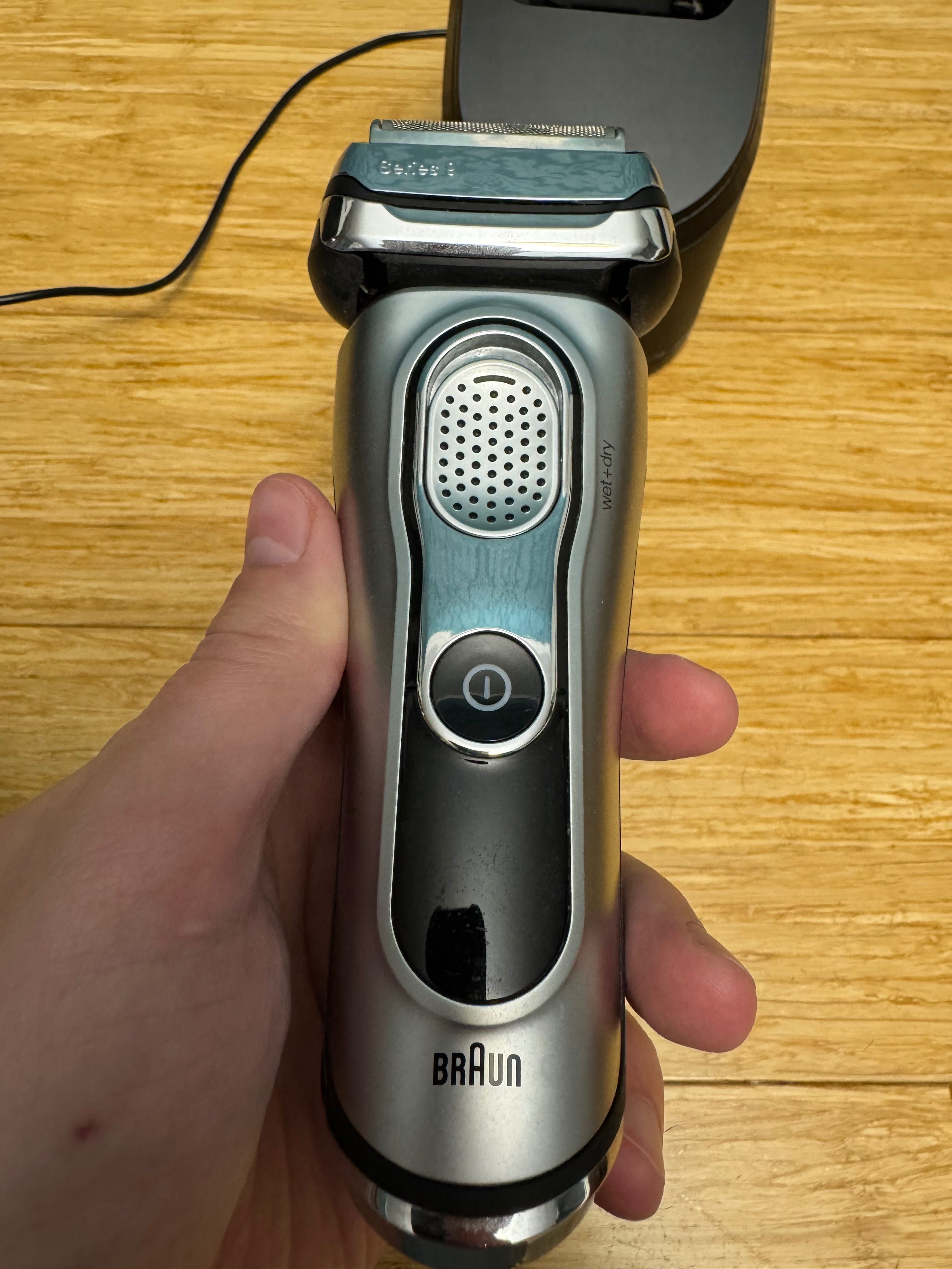 Golarka elektryczna Braun Series 9 z bazą – używana okazjonalnie